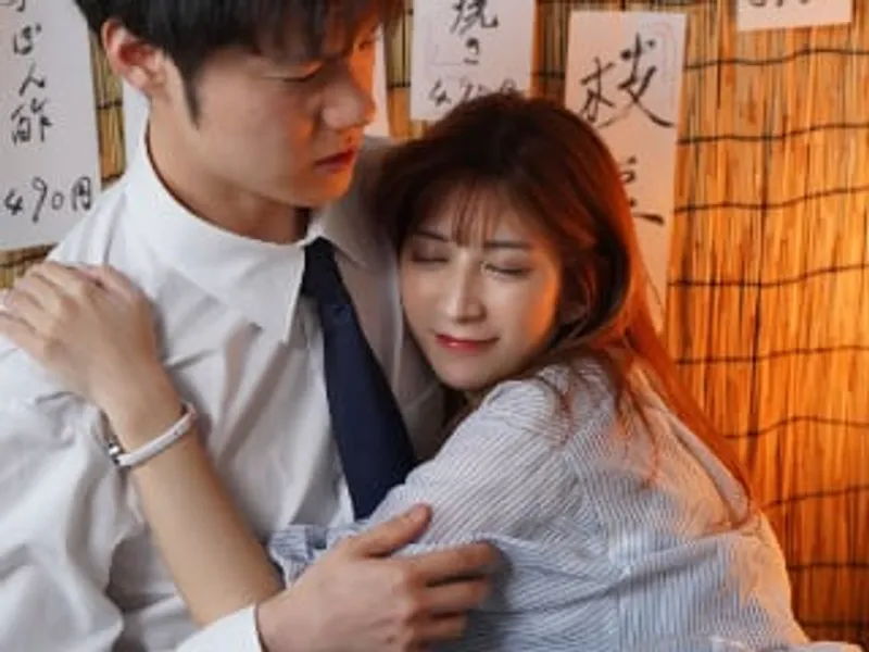 Đi làm về vừa đỗ xe anh đã bắt cởi đồ chịch ngay ngoài cửa phòng khách